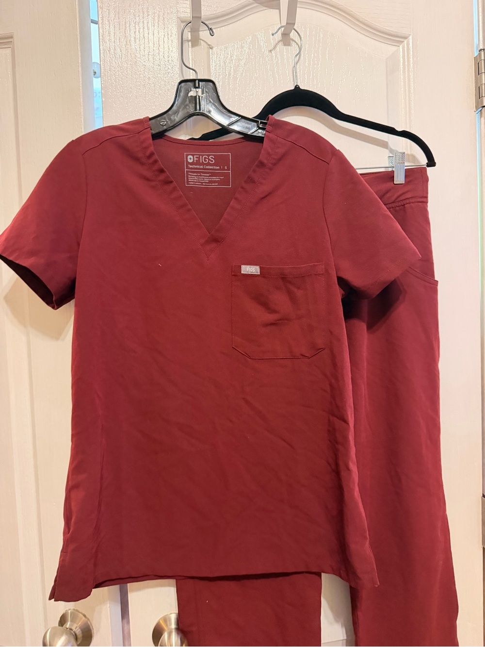 FIGS Women’s V-Neck Scrub Sets in Burgundy